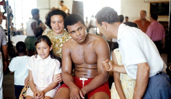 بالفيديو والصور.. حياة اسطورة الملاكمة محمد علي كلاي وانباء عن وفاته  صورة رقم 8