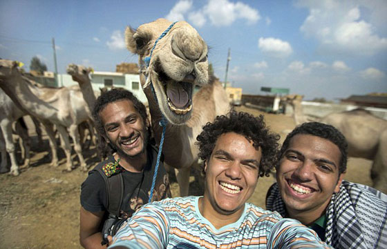 صور ثلاثة مصريين وصديقهم 
