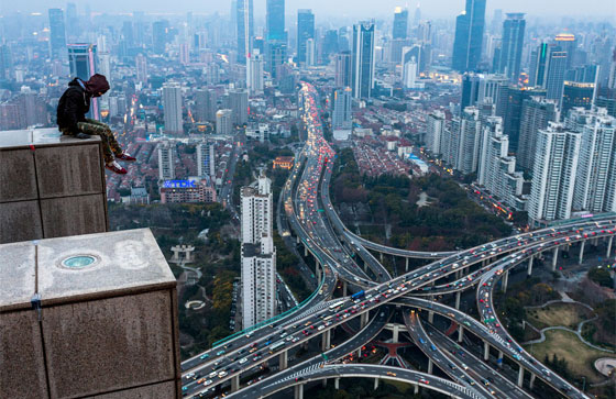 بالفيديو.. مغامرون يتسلقون قمم البنايات الشاهقة في هونغ كونغ صورة رقم 19