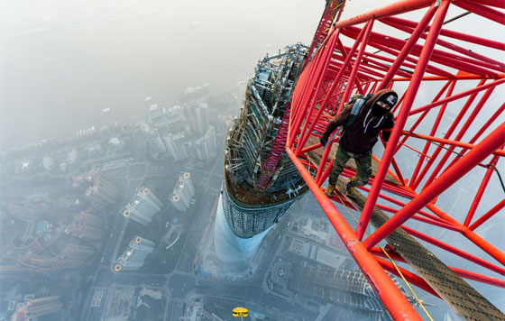 بالفيديو.. مغامرون يتسلقون قمم البنايات الشاهقة في هونغ كونغ صورة رقم 20