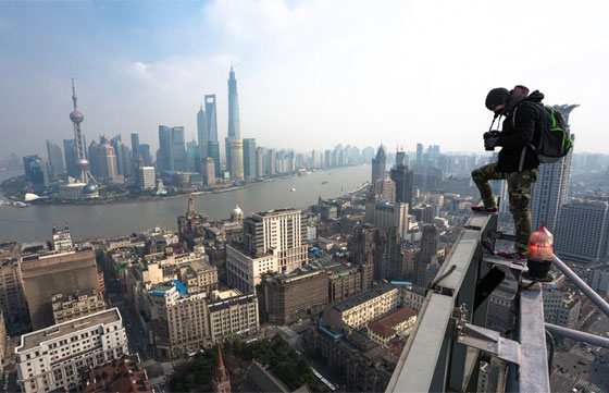 بالفيديو.. مغامرون يتسلقون قمم البنايات الشاهقة في هونغ كونغ صورة رقم 21