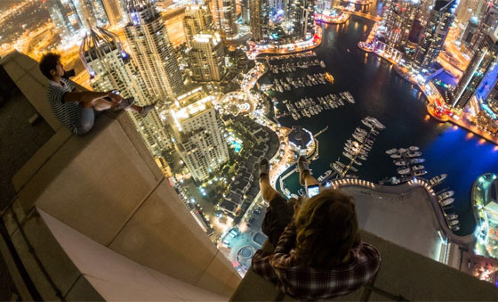 بالفيديو.. مغامرون يتسلقون قمم البنايات الشاهقة في هونغ كونغ صورة رقم 1