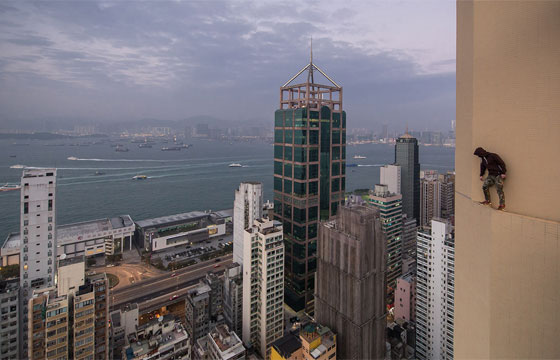 بالفيديو.. مغامرون يتسلقون قمم البنايات الشاهقة في هونغ كونغ صورة رقم 14