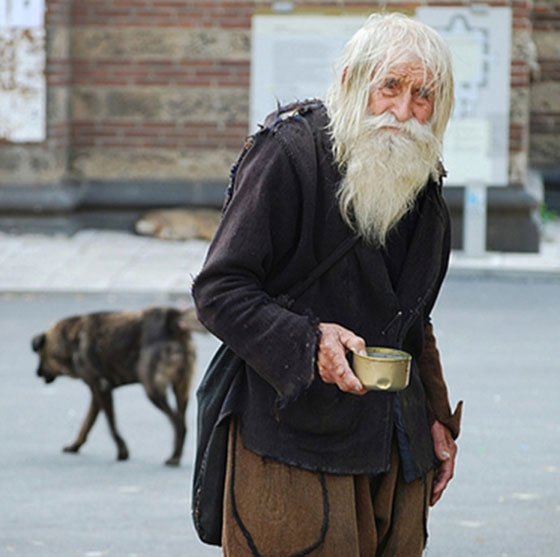روبن هود البلغاري في المائة من العمر ويتسول دعما للاعمال الخيرية صورة رقم 1