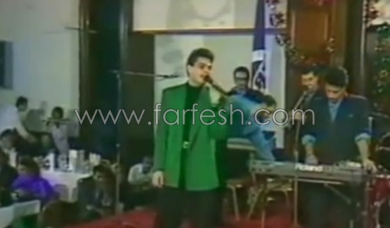 فيديو: عمرو دياب قبل 25 سنة يغني ويعمل حركة غريبة برجله  صورة رقم 1