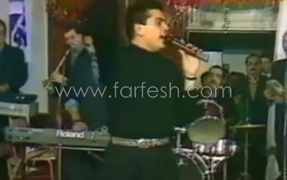 فيديو: عمرو دياب قبل 25 سنة يغني ويعمل حركة غريبة برجله  صورة رقم 2