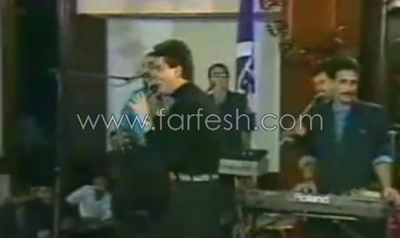 فيديو: عمرو دياب قبل 25 سنة يغني ويعمل حركة غريبة برجله  صورة رقم 3