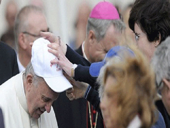  البابا فرنسيس يستبدل قبعته البابوية بقبعة بيسبول صورة رقم 1