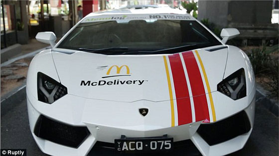 فيديو.. ماكدونالدز ترسل طلبات الزبائن بسيارات فيراري ولامبورغيني صورة رقم 1