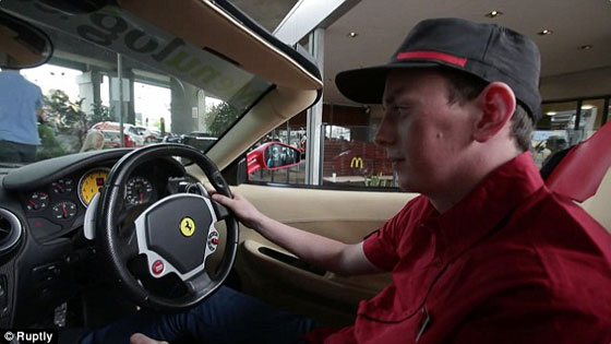 فيديو.. ماكدونالدز ترسل طلبات الزبائن بسيارات فيراري ولامبورغيني صورة رقم 4