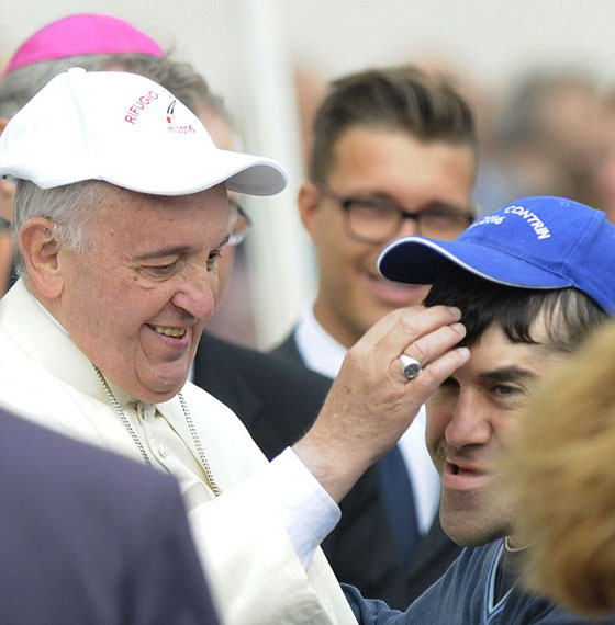  البابا فرنسيس يستبدل قبعته البابوية بقبعة بيسبول صورة رقم 3