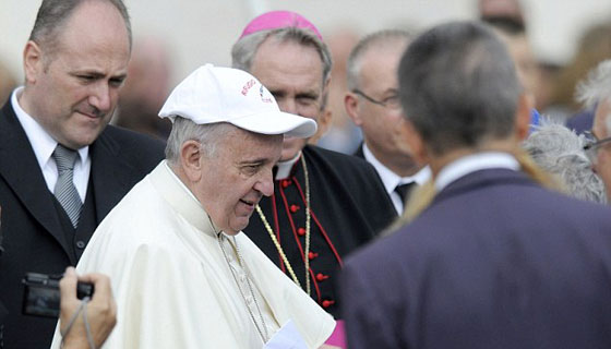  البابا فرنسيس يستبدل قبعته البابوية بقبعة بيسبول صورة رقم 4