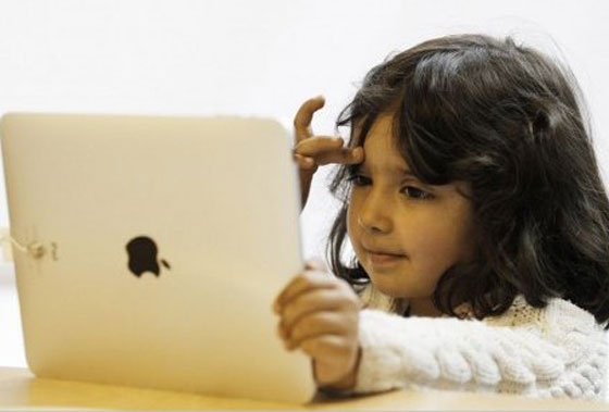  طالبتان إماراتيتان تبتكران تطبيقاً على شكل لعبة لتعليم الاطفال اللغة العربية صورة رقم 1