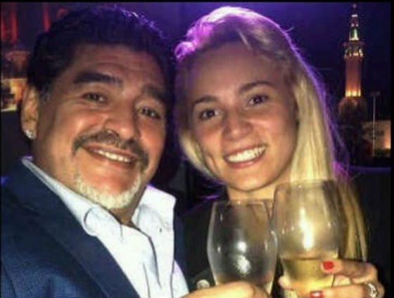 فضيحة مارادونا: فيديو يظهر فيه وهو ثمل يترنح ويصفع صديقته الشقراء صورة رقم 2