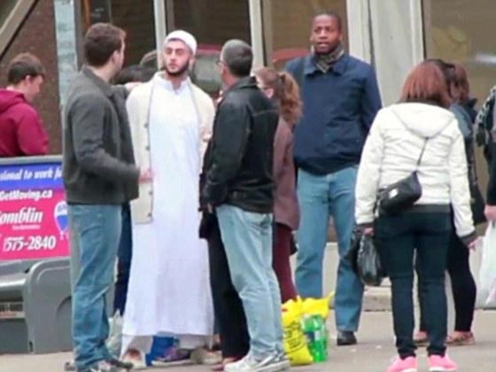 شاهد كيف رد الشارع الكندي على تصرف عنصري ضد الاسلام.. فيديو صورة رقم 3