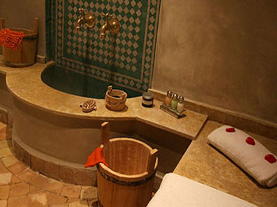 لماذا التقطت المغربية صورا للنساء العاريات خلال استحمامهن؟ صورة رقم 3