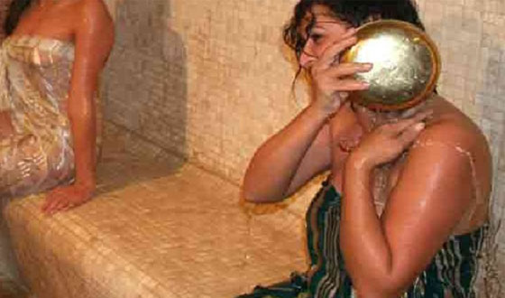 لماذا التقطت المغربية صورا للنساء العاريات خلال استحمامهن؟ صورة رقم 1