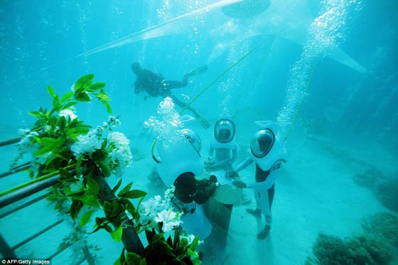 صور زوجان اسبانيان يقيمان مراسيم زواجهما تحت الماء  صورة رقم 2