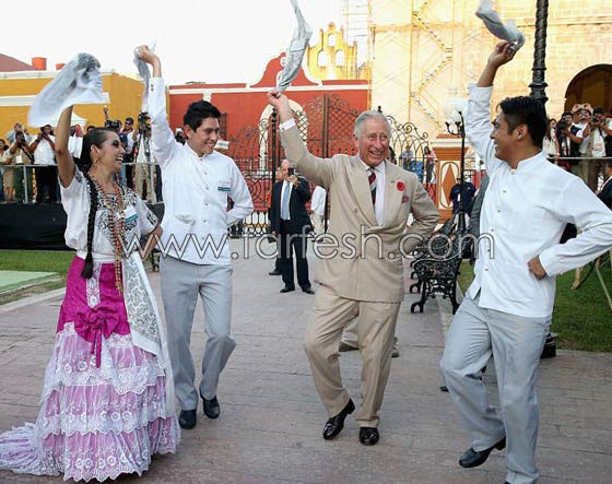 بعد رقصة السيف السعودية، الامير تشارلز يرقص بالمنديل في المكسيك صورة رقم 1