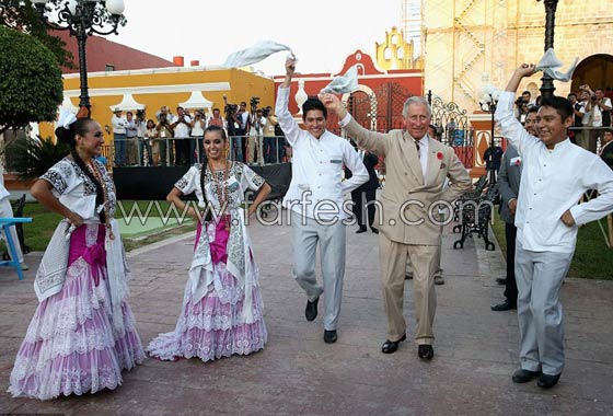 بعد رقصة السيف السعودية، الامير تشارلز يرقص بالمنديل في المكسيك صورة رقم 2