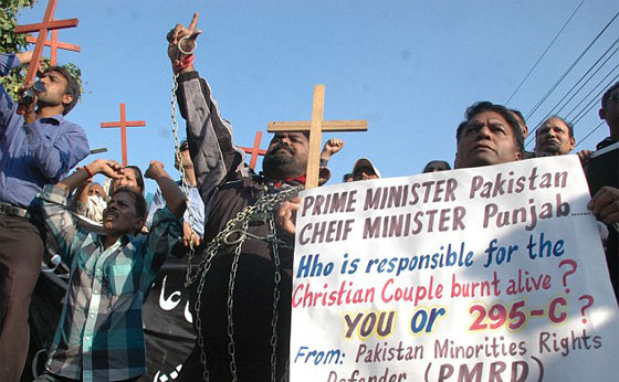 هذا ما حدث للمسيحيين في البنجاب قبل حرقهما بتهمة الاساءة للاسلام صورة رقم 4