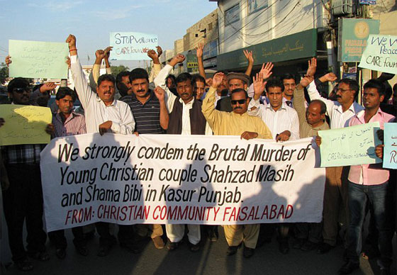 هذا ما حدث للمسيحيين في البنجاب قبل حرقهما بتهمة الاساءة للاسلام صورة رقم 12