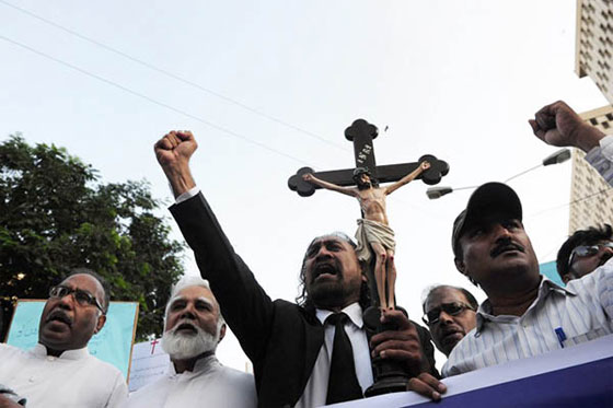 هذا ما حدث للمسيحيين في البنجاب قبل حرقهما بتهمة الاساءة للاسلام صورة رقم 15
