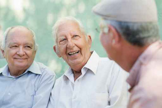الانشطة الجماعية.. علاج سحري لايقاف التدهور الذهني لدى المسنين صورة رقم 1