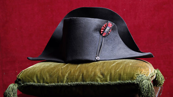 بيع مقتنيات نابليون في مزاد بفرنسا من بينها قبعته الشهيرة صورة رقم 2