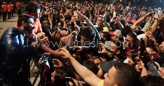 صور وفيديو تامر حسني يوقف حفله ليصافح معجبة على كرسي متحرك صورة رقم 4
