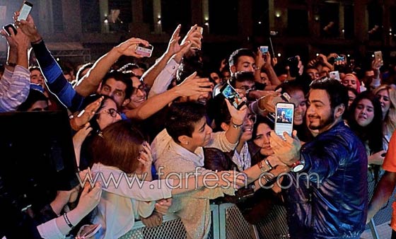  صور وفيديو تامر حسني يوقف حفله ليصافح معجبة على كرسي متحرك صورة رقم 5