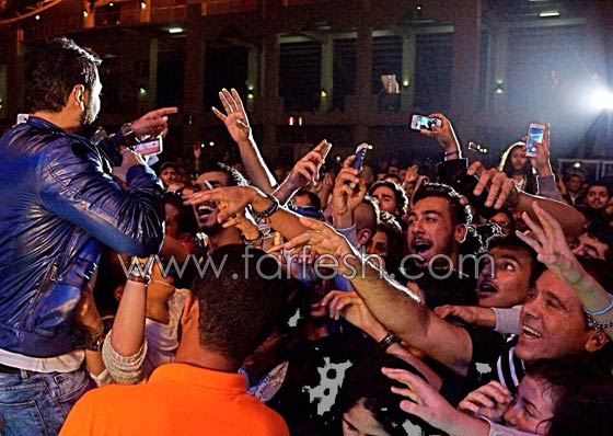  صور وفيديو تامر حسني يوقف حفله ليصافح معجبة على كرسي متحرك صورة رقم 6