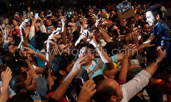  صور وفيديو تامر حسني يوقف حفله ليصافح معجبة على كرسي متحرك صورة رقم 7