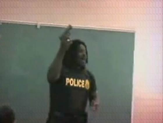 صور مضحكة وفيديو مواقف محرجة يواجهها رجال الشرطة صورة رقم 1