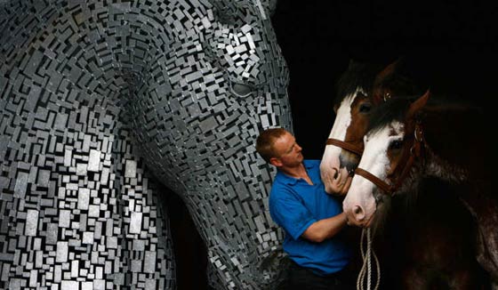 بالصور.. اسكتلندا تخلد تراث الاحصنة بأكبر نحت لحصانين في العالم صورة رقم 1