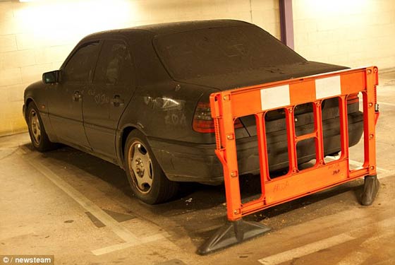 مرسيدس في موقف سيارات منذ 3 سنوات تحيّر شرطة بريطانيا صورة رقم 3