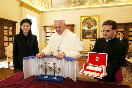 عرض هدايا البابا فرنسيس للبيع باليانصيب.. وهذا هو السبب صورة رقم 2