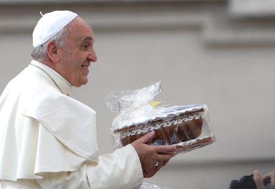 عرض هدايا البابا فرنسيس للبيع باليانصيب.. وهذا هو السبب صورة رقم 4