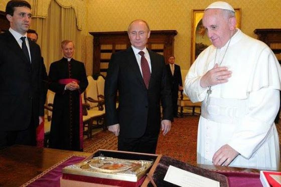 عرض هدايا البابا فرنسيس للبيع باليانصيب.. وهذا هو السبب صورة رقم 6