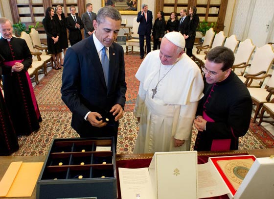 عرض هدايا البابا فرنسيس للبيع باليانصيب.. وهذا هو السبب صورة رقم 7