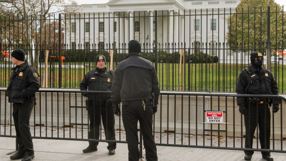  اعتقال امريكية مسلحة اثناء القاء اوباما خطابا امام البيت الابيض صورة رقم 1