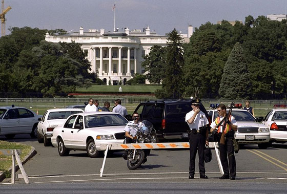  اعتقال امريكية مسلحة اثناء القاء اوباما خطابا امام البيت الابيض صورة رقم 2