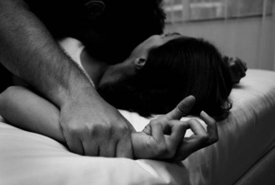 مصري يغتصب ابنته مدة عام ويدعو صديقه لمضاجعتها صورة رقم 1