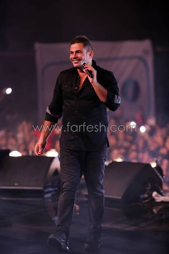 فيديو عمرو دياب يعرج على المسرح، يغني (على حبك) ويسخر من المنتخب الوطني صورة رقم 2