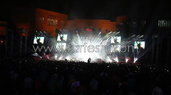 فيديو عمرو دياب يعرج على المسرح، يغني (على حبك) ويسخر من المنتخب الوطني صورة رقم 4