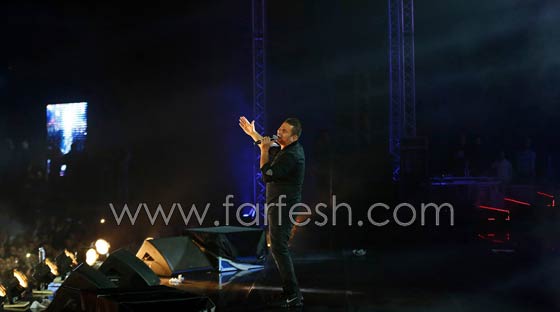فيديو عمرو دياب يعرج على المسرح، يغني (على حبك) ويسخر من المنتخب الوطني صورة رقم 5