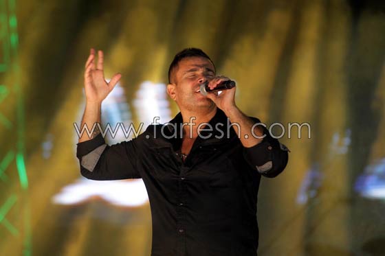 فيديو عمرو دياب يعرج على المسرح، يغني (على حبك) ويسخر من المنتخب الوطني صورة رقم 8