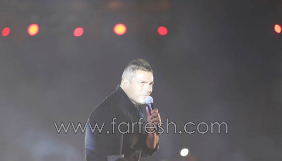 فيديو عمرو دياب يعرج على المسرح، يغني (على حبك) ويسخر من المنتخب الوطني صورة رقم 11