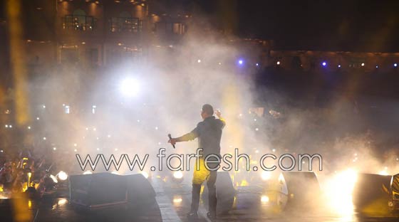 فيديو عمرو دياب يعرج على المسرح، يغني (على حبك) ويسخر من المنتخب الوطني صورة رقم 12