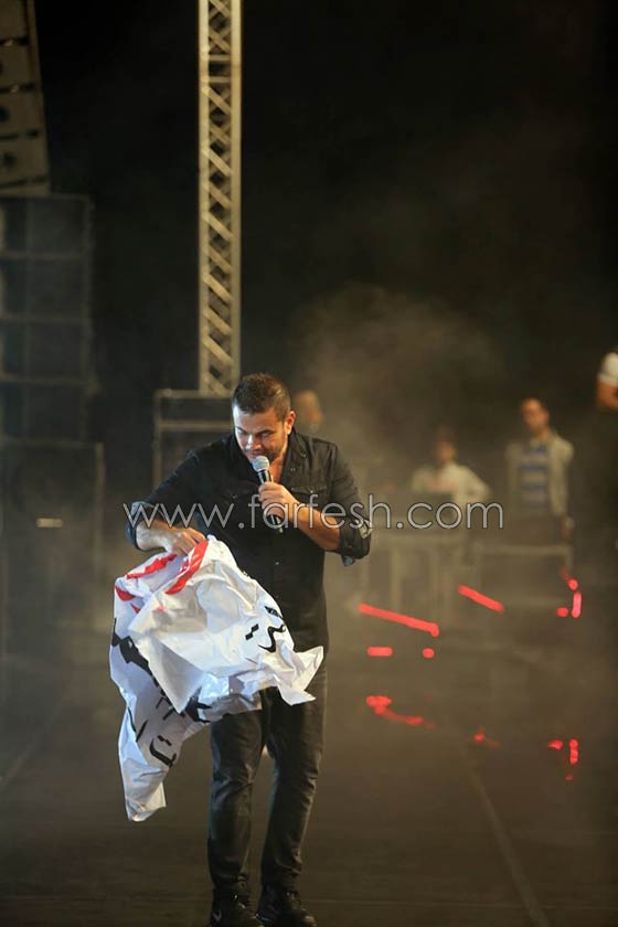 فيديو عمرو دياب يعرج على المسرح، يغني (على حبك) ويسخر من المنتخب الوطني صورة رقم 19